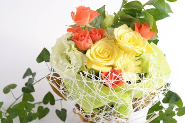 Beyaz arka plan üzerinde izole güzel çiçek buketi