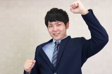 Mutlu poz veren erkek ofis çalışanı.