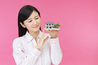 Kadın bir konut modeli ile