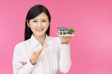 Kadın bir konut modeli ile