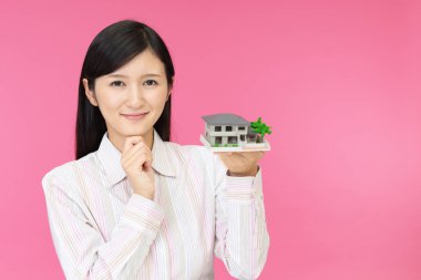 Kadın bir konut modeli ile