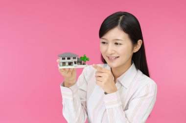 Kadın bir konut modeli ile