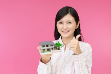 Kadın bir konut modeli ile