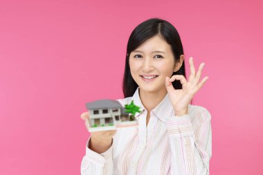 Kadın bir konut modeli ile