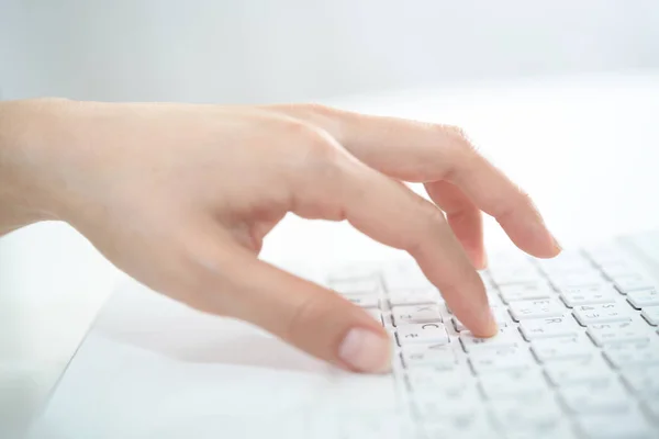 Kobieta Ręka Pomocą Komputera Laptopa — Zdjęcie stockowe