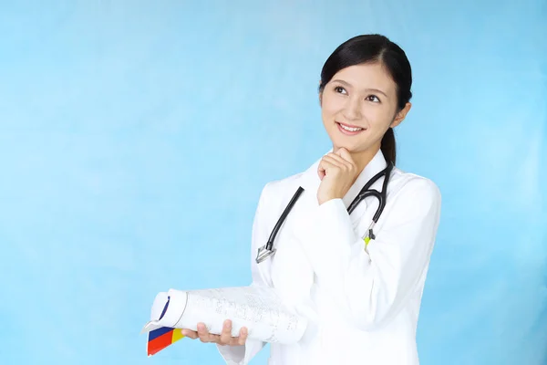 Uśmiechający Się Azjatycki Lekarza — Zdjęcie stockowe