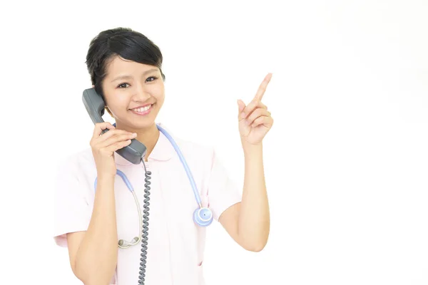 Femme Infirmière Souriante Avec Téléphone — Photo