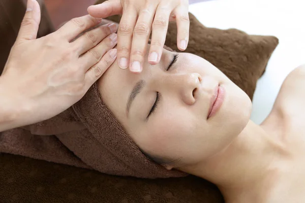 Mujer Recibiendo Masaje Facial Salón Spa — Foto de Stock