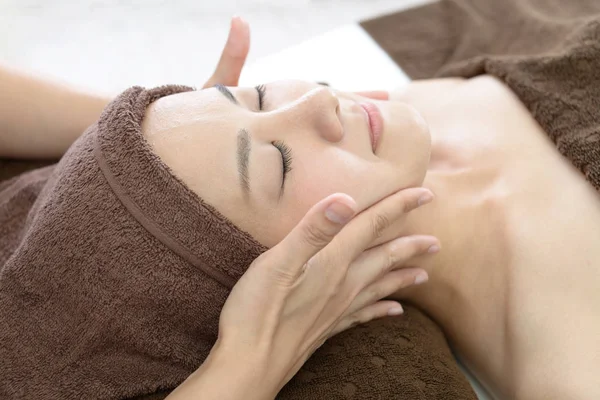 Mujer Recibiendo Masaje Facial Salón Spa — Foto de Stock