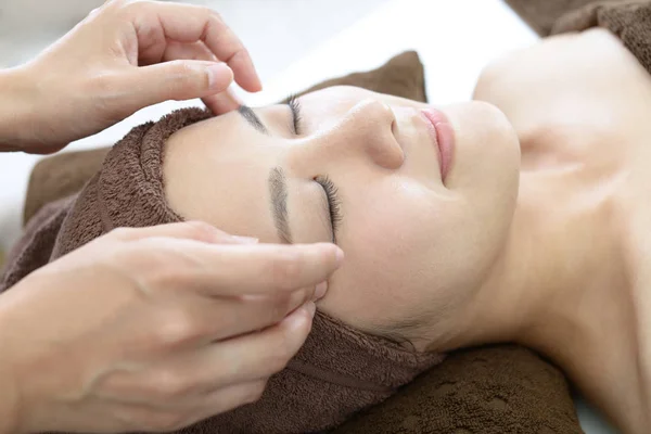 Mulher Recebendo Massagem Facial Salão Spa — Fotografia de Stock