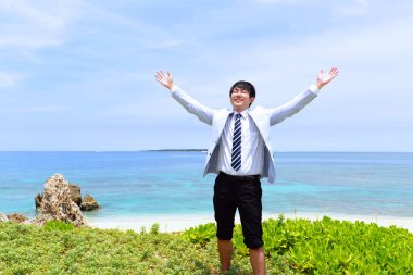 Kumsalda dinlenen adam..