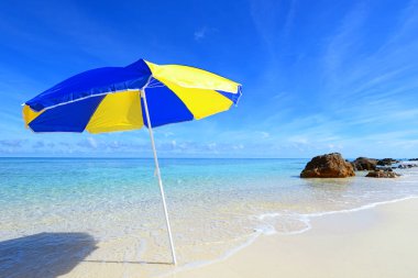 Okinawa 'da güzel bir plajın resmi.