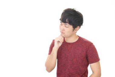 Beyaz arka plan üzerinde izole hayal kırıklığına Asyalı adam