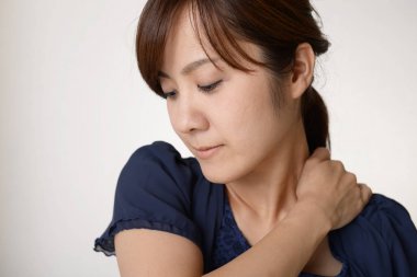 Omuz ağrısı olan bir kadın.