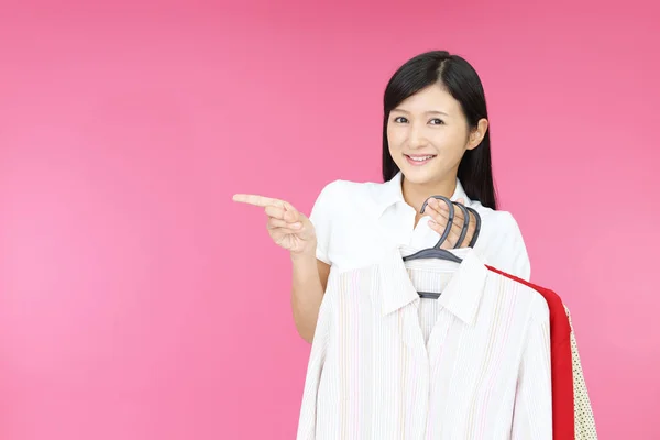 Mujer Sosteniendo Muchas Perchas Con Ropa —  Fotos de Stock