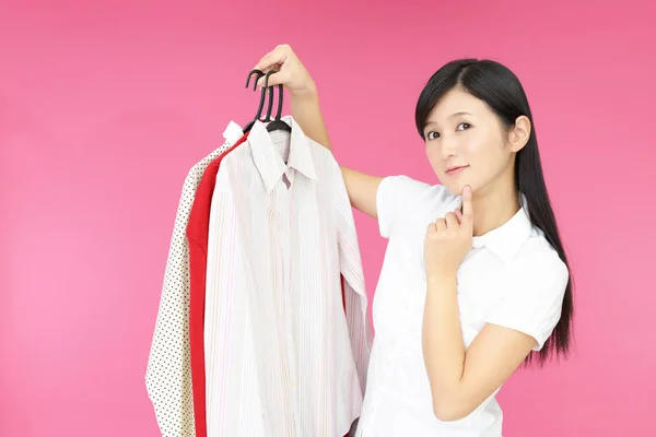 Mujer Sosteniendo Muchas Perchas Con Ropa — Foto de Stock