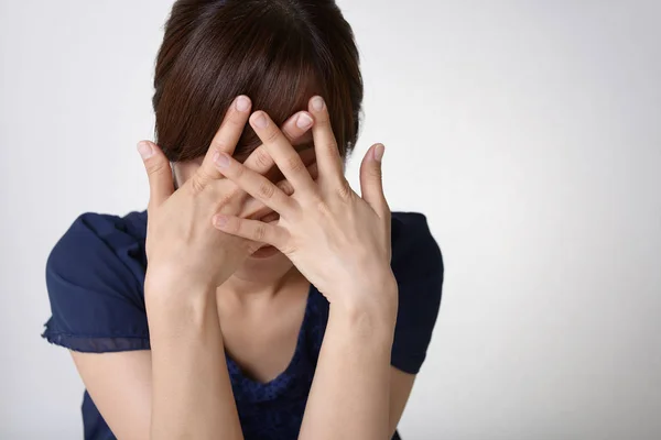 Mujer Llorona Aislada Sobre Fondo Gris —  Fotos de Stock