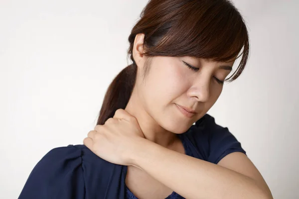 Woman Who Has Shoulder Pain — Stock Photo, Image