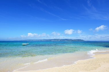 Okinawa 'da güzel bir plajın resmi.