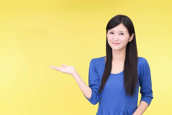 Asiatisk Ung Kvinna Visar Något Handflatan — Stockfoto