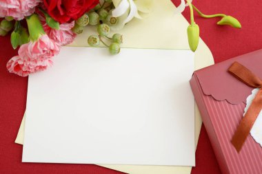 Masadaki zarf ve kart