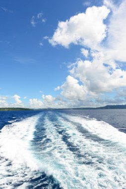 Okinawa bir feribot tekne arkasında köpüklü su izi
