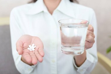 Takviyeleri içen kadın