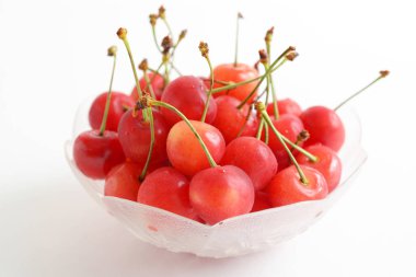 Bir kasede taze kirazlar