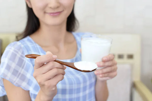 Mujer Que Come Yogur —  Fotos de Stock