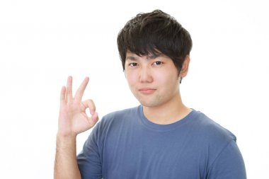 Mutlu poz veren genç adam.