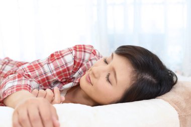 Yatakta uyuyan kadın