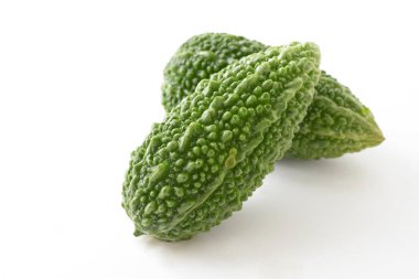 taze acı beyaz arka plan üzerinde izole su kabakları