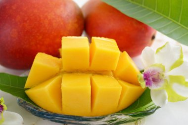 Taze mango beyaz arka plan üzerinde izole