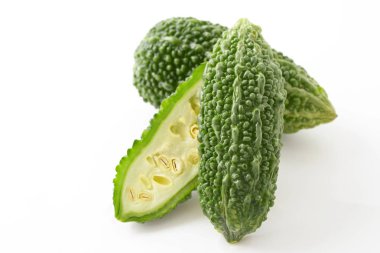 taze acı beyaz arka plan üzerinde izole su kabakları