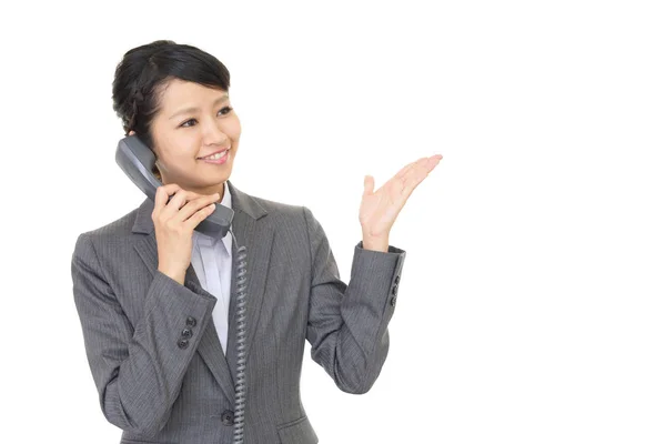 電話で話している美しいオフィスレディ — ストック写真