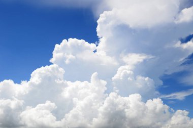 Mavi gökyüzünde beyaz bulutlar