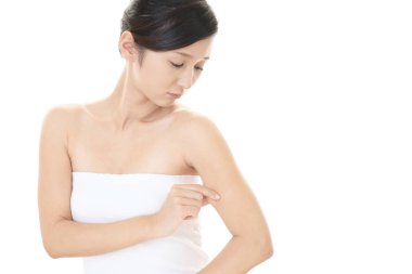 Kadın üst kolunu kontrol