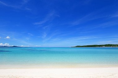 Okinawa 'da güzel bir plajın resmi.