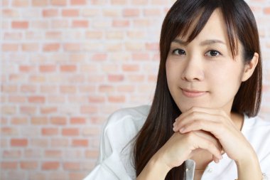 Evde Rahat Asyalı kadın