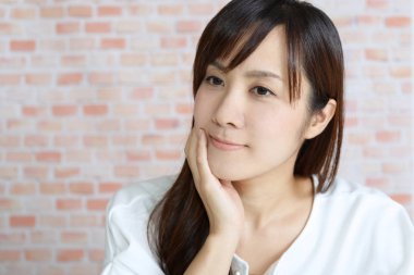 Evde Rahat Asyalı kadın