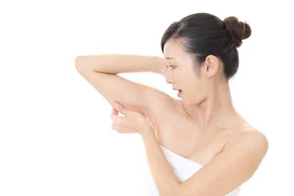 Mujer Revisando Brazo — Foto de Stock