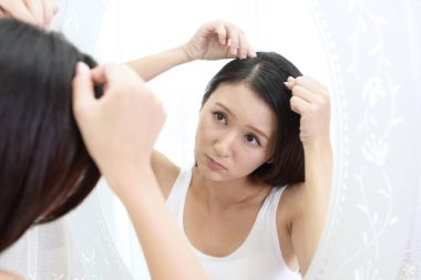 Kadın saçları ile mutsuz arıyor