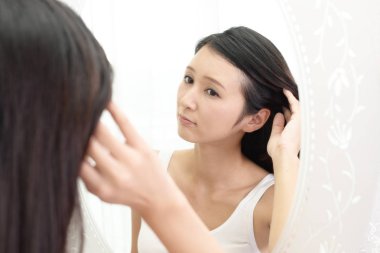 Kadın saçları ile mutsuz arıyor