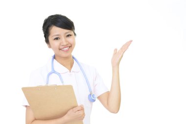 Kadın hemşire yol gösterir