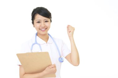 Mutlu bir şekilde pozlar kadın hemşire