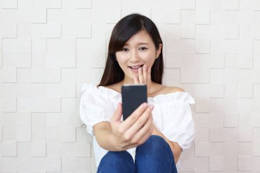 akıllı telefon arayan kadın