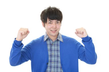 Mutlu poz veren genç adam.