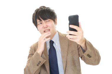 Adam şok yüz ifadesi ile portresi