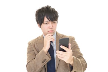 Akıllı telefonlu Asyalı iş adamı