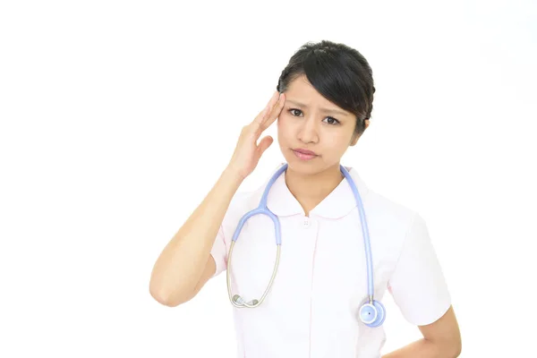 Trött Och Stressad Asiatisk Sjuksköterska — Stockfoto